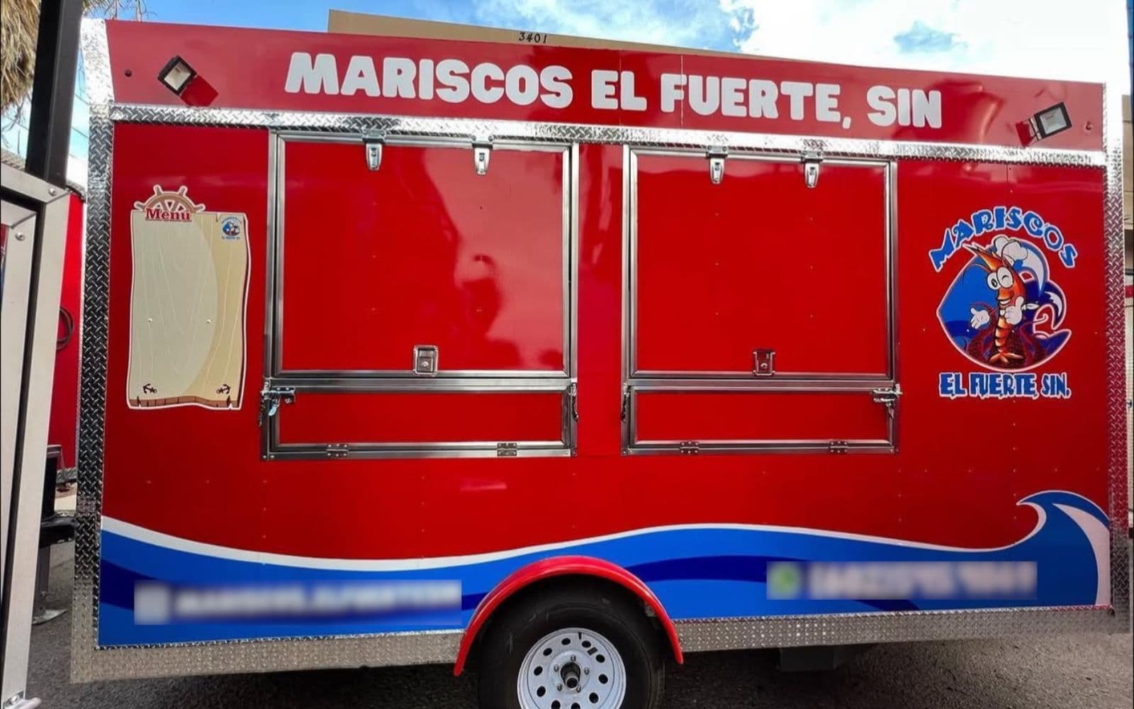 El trailer de Víctor: un food trailer rojo de Mariscos El Fuerte, con dos ventanas de servicio